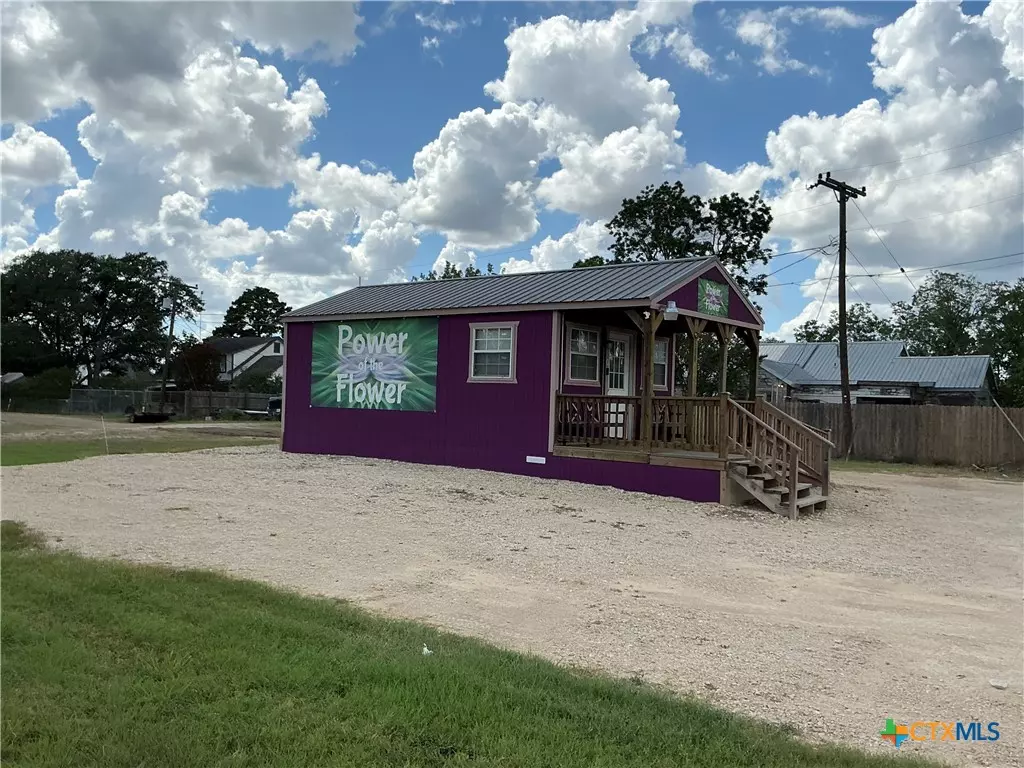 Nixon, TX 78140,608 E Central AVE