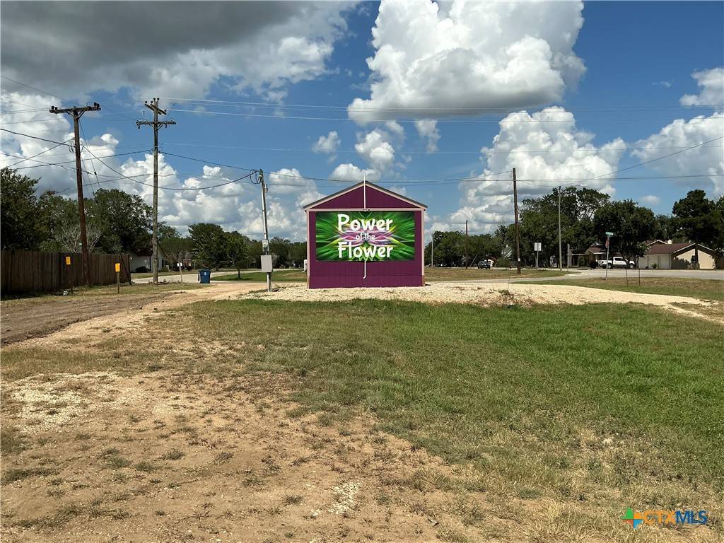 Nixon, TX 78140,608 E Central AVE