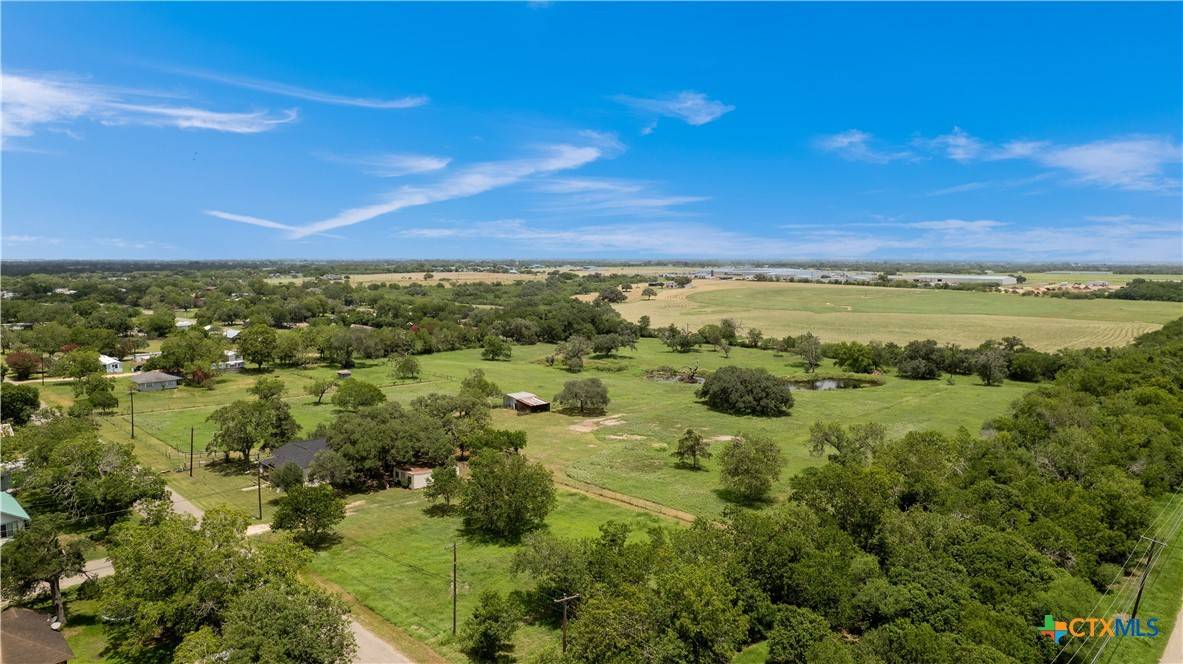 Yoakum, TX 77995,210 Julia