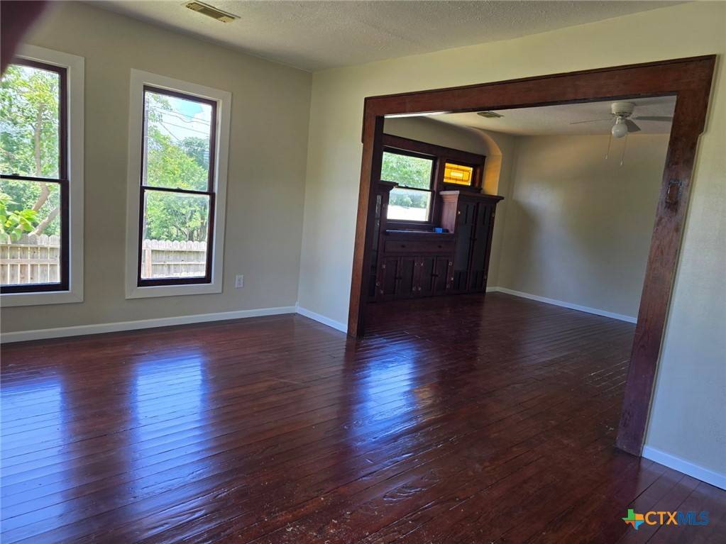 Gonzales, TX 78629,144 W Wallace ST
