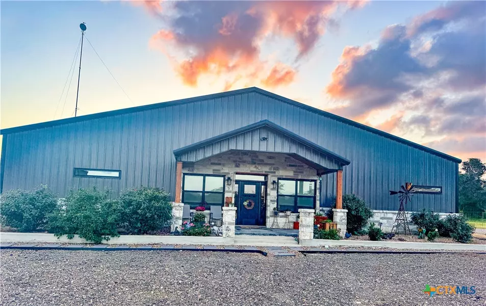 206 Deer Trail LN, Goliad, TX 77963