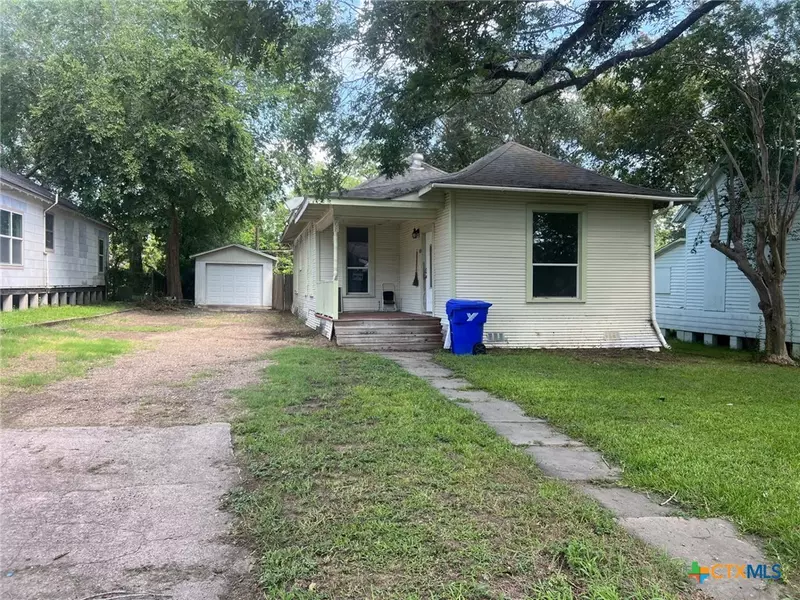 408 Hubbard ST, Yoakum, TX 77995