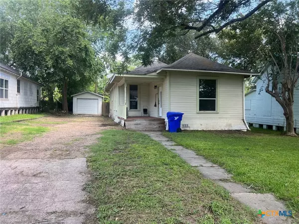 408 Hubbard ST, Yoakum, TX 77995