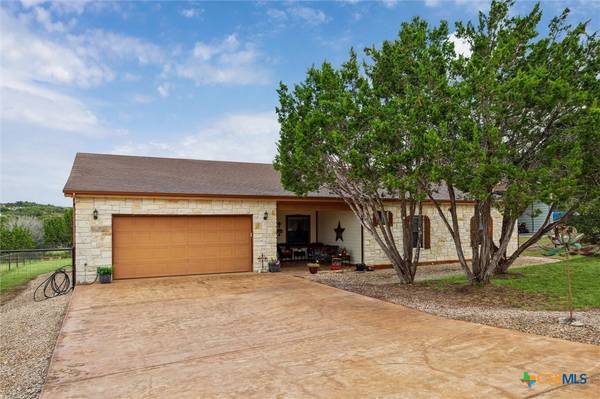 1524 Log Cabin LN, Fischer, TX 78623