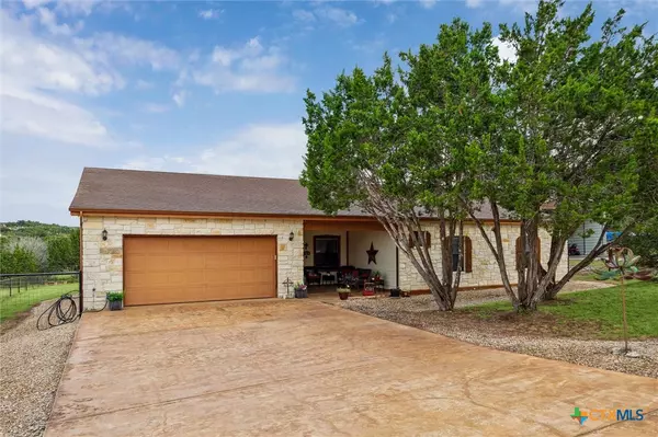 1524 Log Cabin LN, Fischer, TX 78623