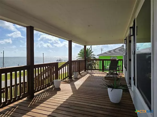 256 S Ocean DR, Port Lavaca, TX 77979