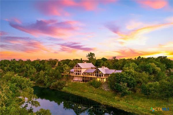 556 Cliff View LOOP, Harper, TX 78631