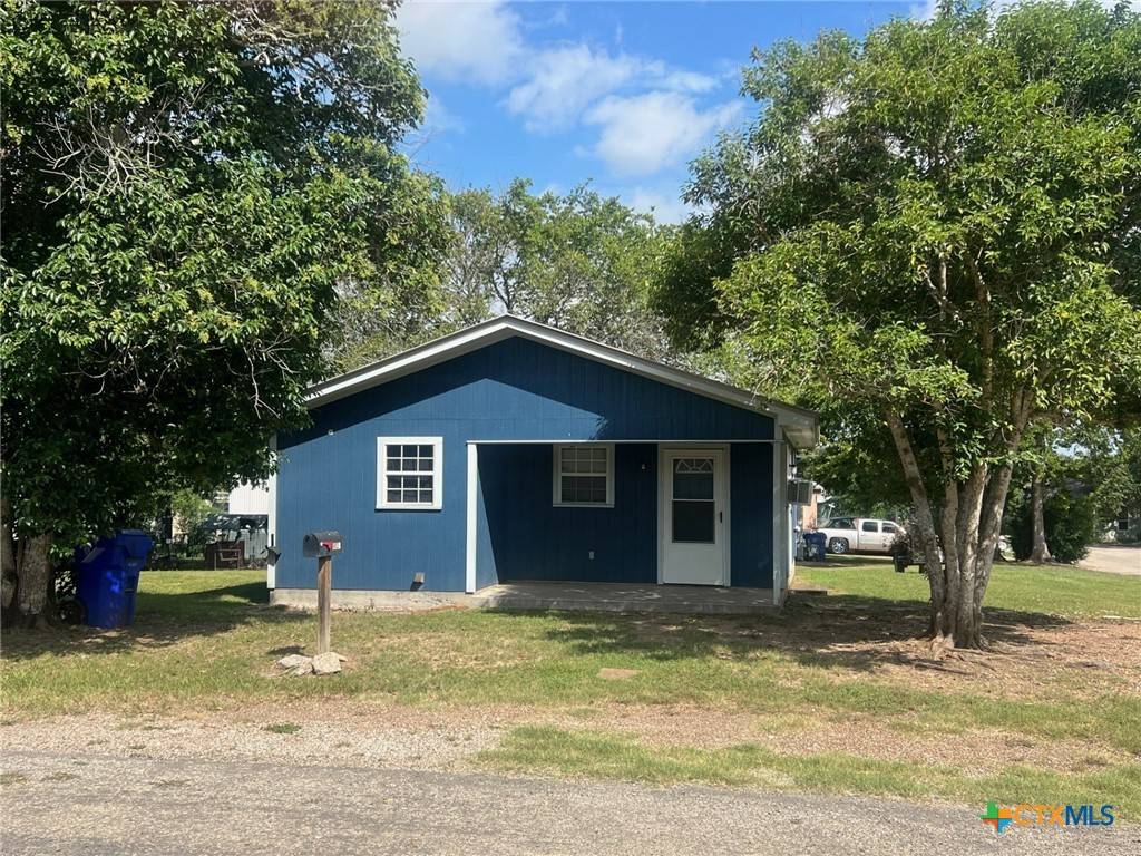 902 Simpson ST, Yoakum, TX 77995