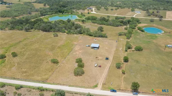 736 County Road 421, Waelder, TX 78959