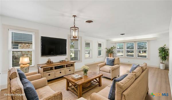 Seguin, TX 78155,813 Bismark ST