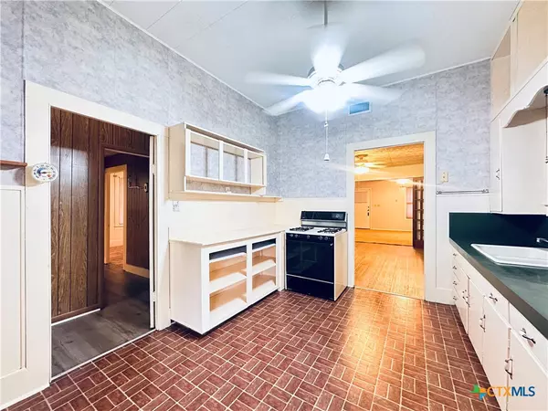 Shiner, TX 77984,421 N Avenue G