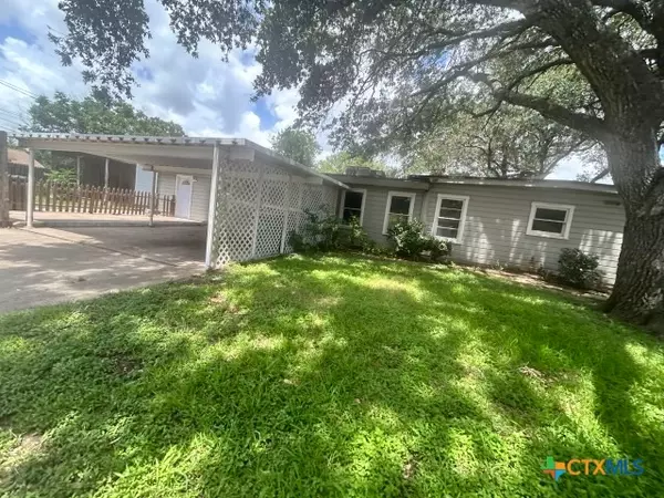 Victoria, TX 77901,702 E Mesquite LN