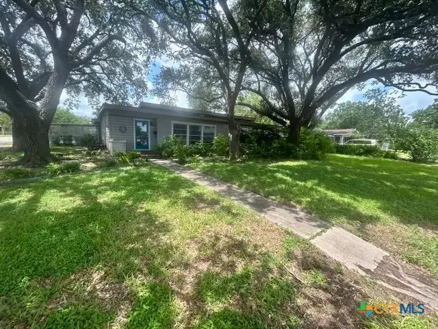 702 E Mesquite LN, Victoria, TX 77901
