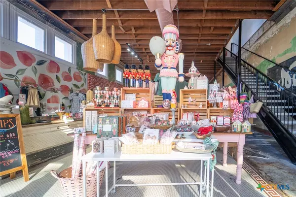 Victoria, TX 77901,102 S Main ST