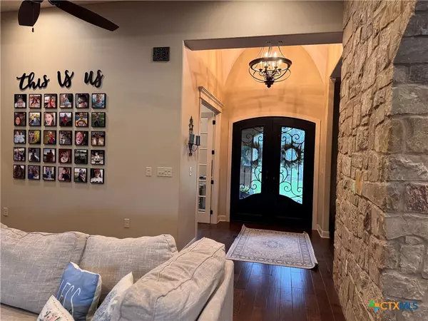 18 Post Oak BR, Inez, TX 77968
