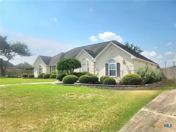 Cuero, TX 77954,103 Laurel Oak CIR