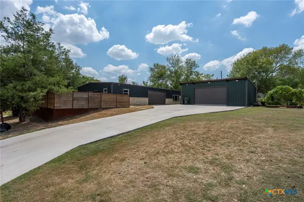 202 E Newton ST, Luling, TX 78648