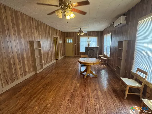 Cameron, TX 76520,406 E 12th