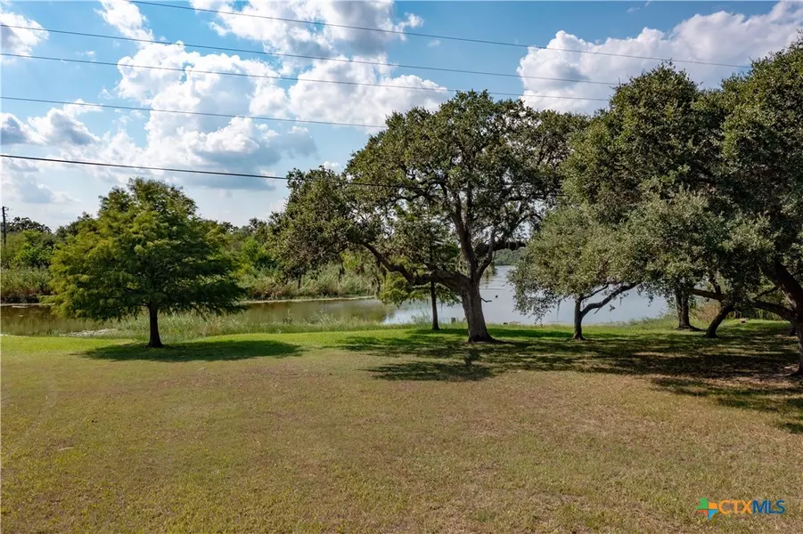 107 E Circle ST, Goliad, TX 77963
