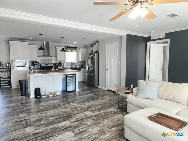 Cuero, TX 77954,908 Henry ST