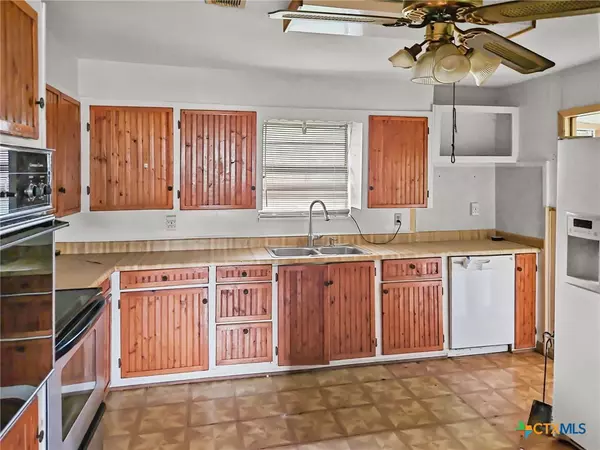 Evant, TX 76525,369 N Bell