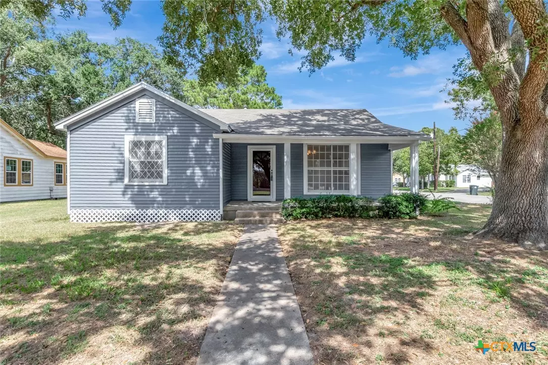 Edna, TX 77957,402 W Gayle ST