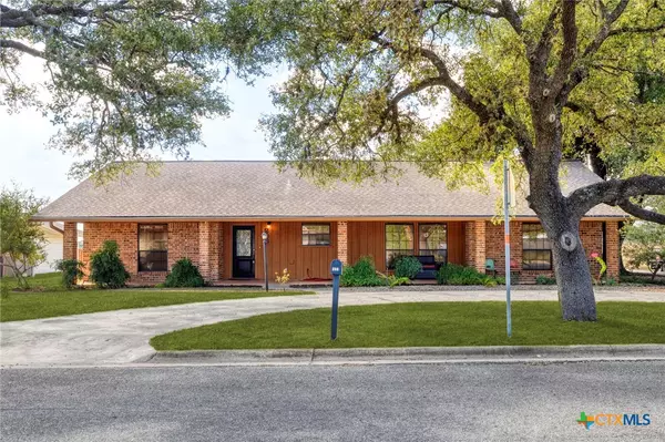 208 S Mulberry AVE, Luling, TX 78648