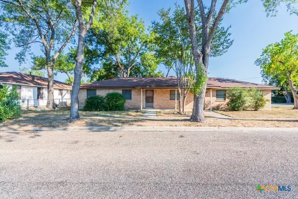 319 E Bowie ST, Luling, TX 78648