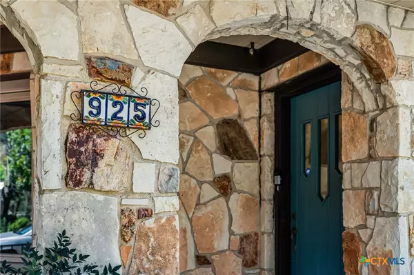 Seguin, TX 78155,925 E Humphreys ST