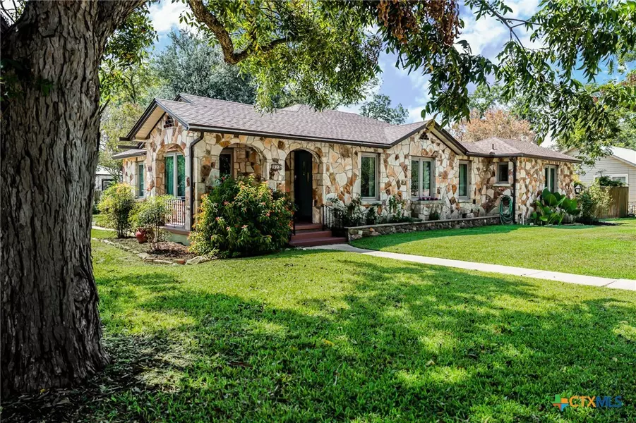 925 E Humphreys ST, Seguin, TX 78155