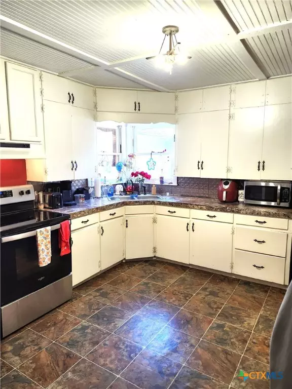 Yoakum, TX 77995,418 Clark ST