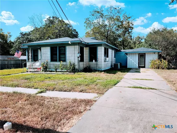 418 Clark ST, Yoakum, TX 77995