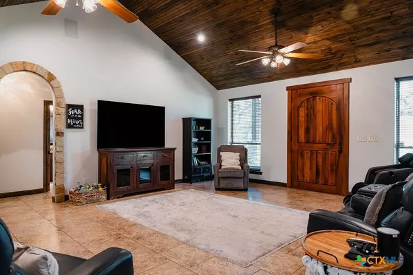 Inez, TX 77968,436 Jentry RD