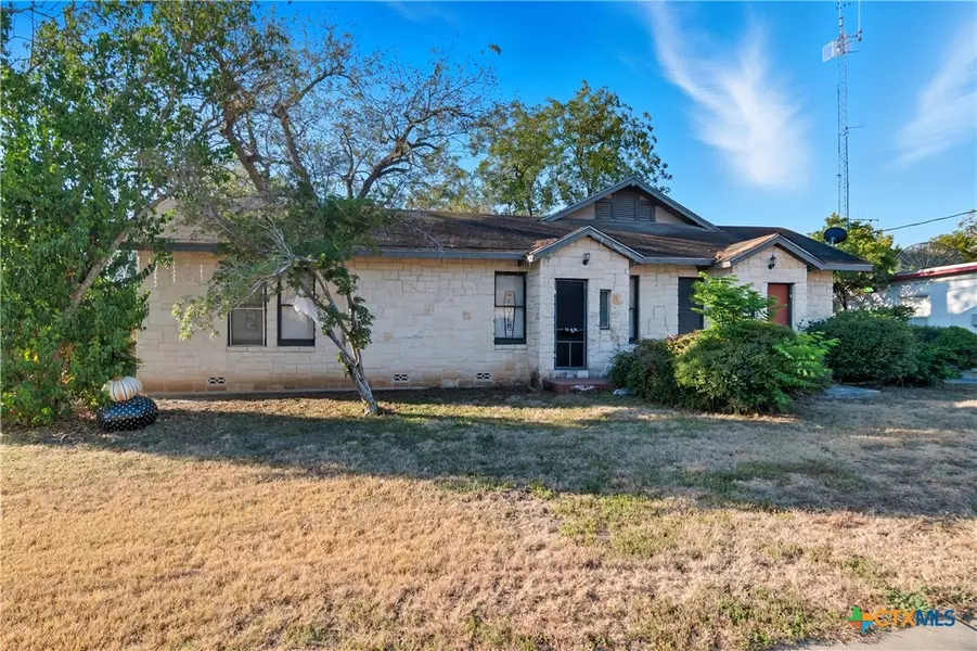 613&615 E Court ST, Seguin, TX 78155