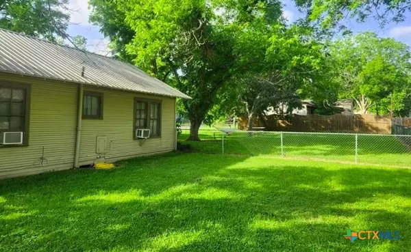 Shiner, TX 77984,121 N Avenue G