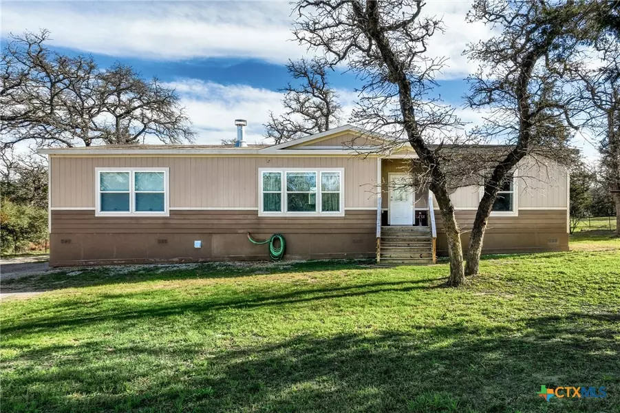 3590 Chuckwagon RD, Luling, TX 78648