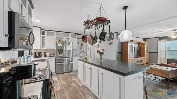 Floresville, TX 78114,2141 County Road 132