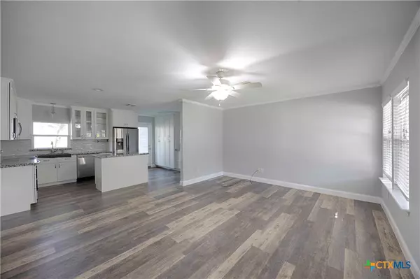 Hallettsville, TX 77964,107 Crockett ST