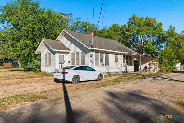 Seguin, TX 78155,603 E Court ST