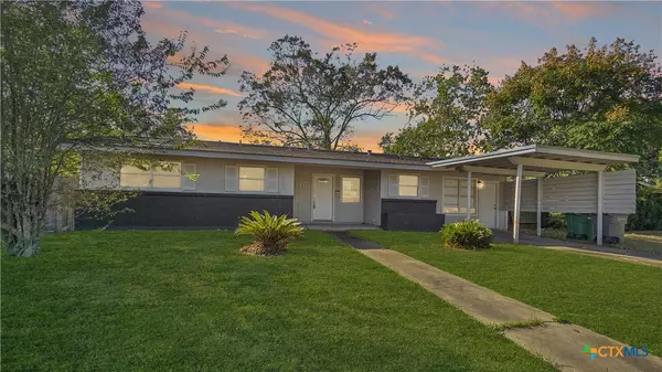 1717 E Mesquite LN, Victoria, TX 77901