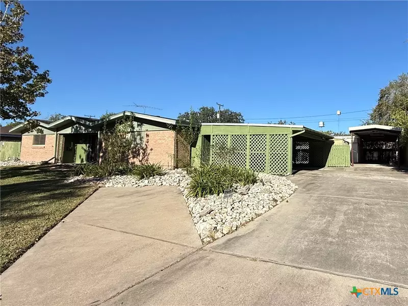 2221 Mcpherson DR, Port Lavaca, TX 77979