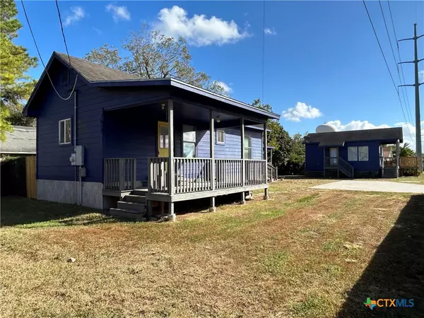 1017 W Nueces ST, Victoria, TX 77901