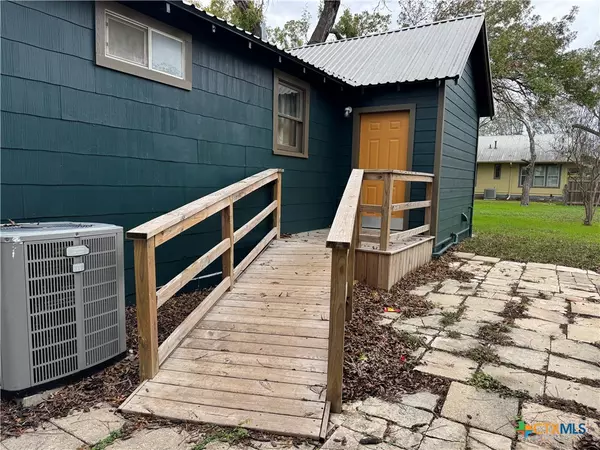 Seguin, TX 78155,530 E Weinert ST