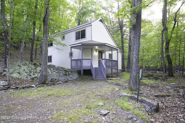 227 Falling Waters BLVD, Lackawaxen, PA 18435