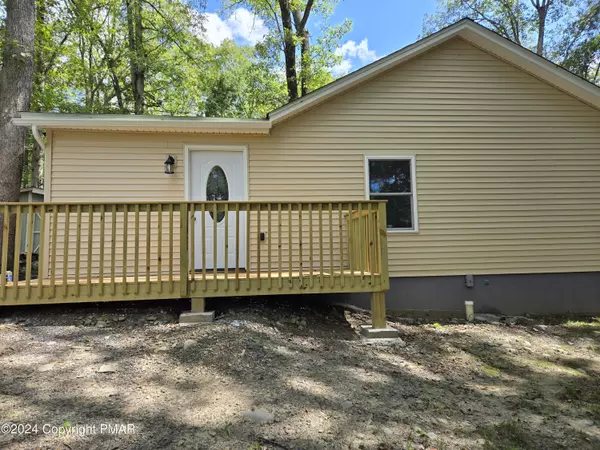 126 Evergreen DR, Bushkill, PA 18324