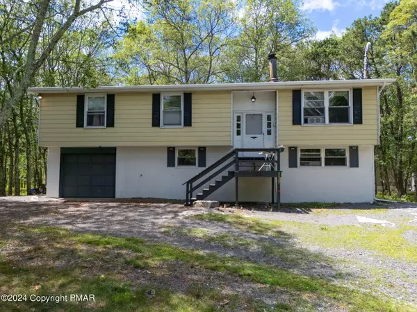 395 Mallard LN, Bushkill, PA 18324