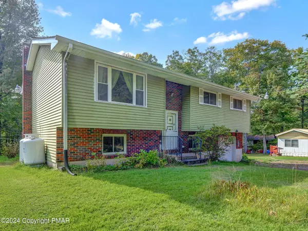 109 Paradise LN, Greentown, PA 18426