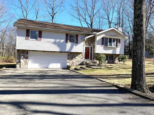 6 Stonegate CT, Mount Pocono, PA 18344