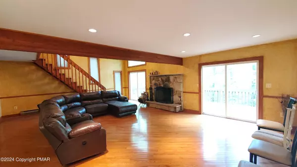 6396 Decker RD, Bushkill, PA 18324