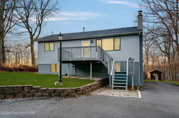 371 Mallard LN, Bushkill, PA 18324